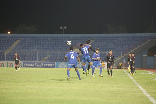 53岁齐达内夜游上海，与大妈踢毽子几分钟融入氛围，展现顶级球商