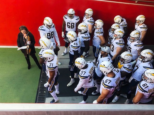 詹姆斯谈NBA杯出局：我不在乎这个，有没有杯赛我都热爱打球